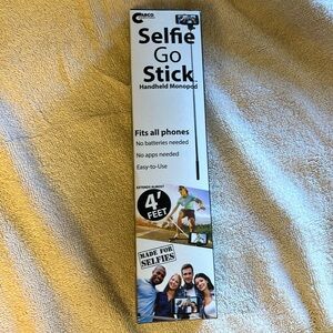 Carco selfie go stick fits all phones 4’ never opened